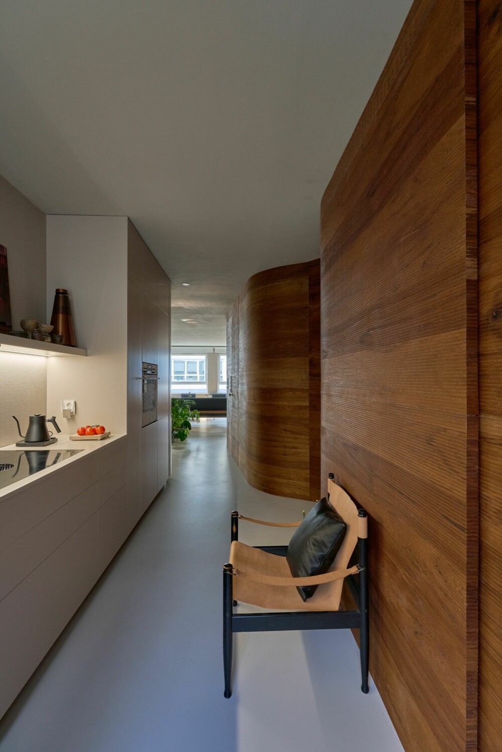 I leiligheten til designer og skredder T-Michael i Bergen er de varme nyansene til treverket, i den spesialtegnede, bølgende veggen, kombinert med en lys beige kulør, NCS S 2005-Y, på andre overflater. Prosjektet er utført av Michelsens.