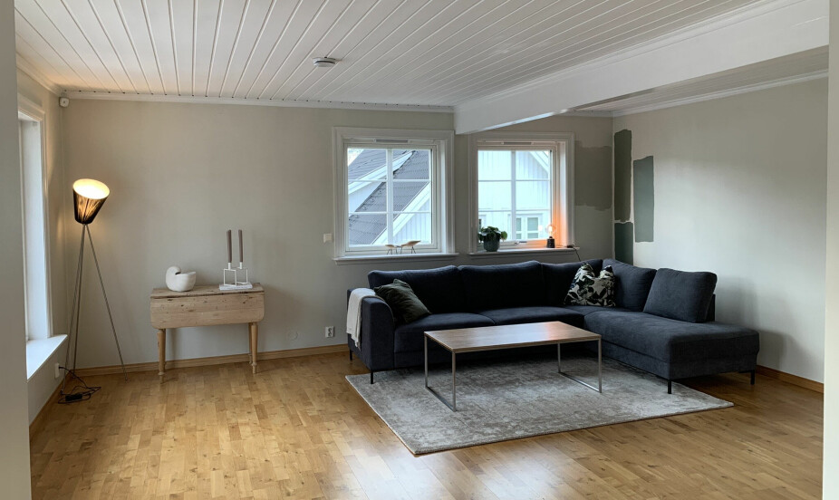 STUA FØR: Familien hadde solgt sin forrige bolig med det meste av møblene, og de slet med å finne riktig stil og møblering for sin nye stue. Sjekk ut interiørarkitektens tips og forvandling.