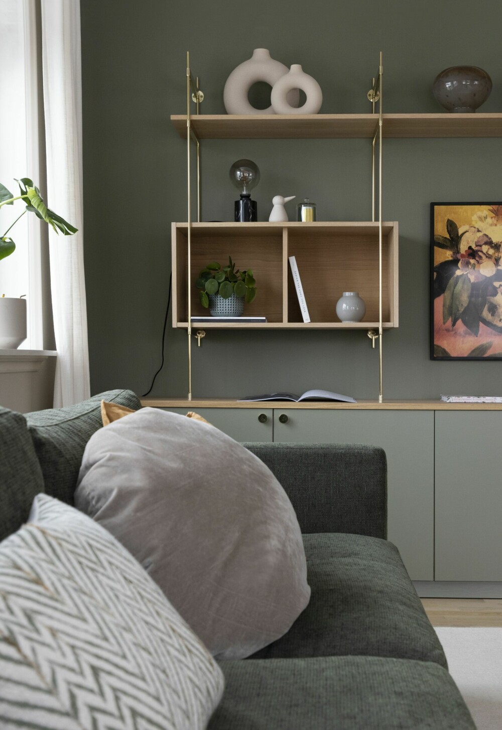 SOFA: Ved å plassere sofaen i vinkel fra veggen der tv-en henger, blir det mindre fokus på skjermen når den ikke er skrudd på.