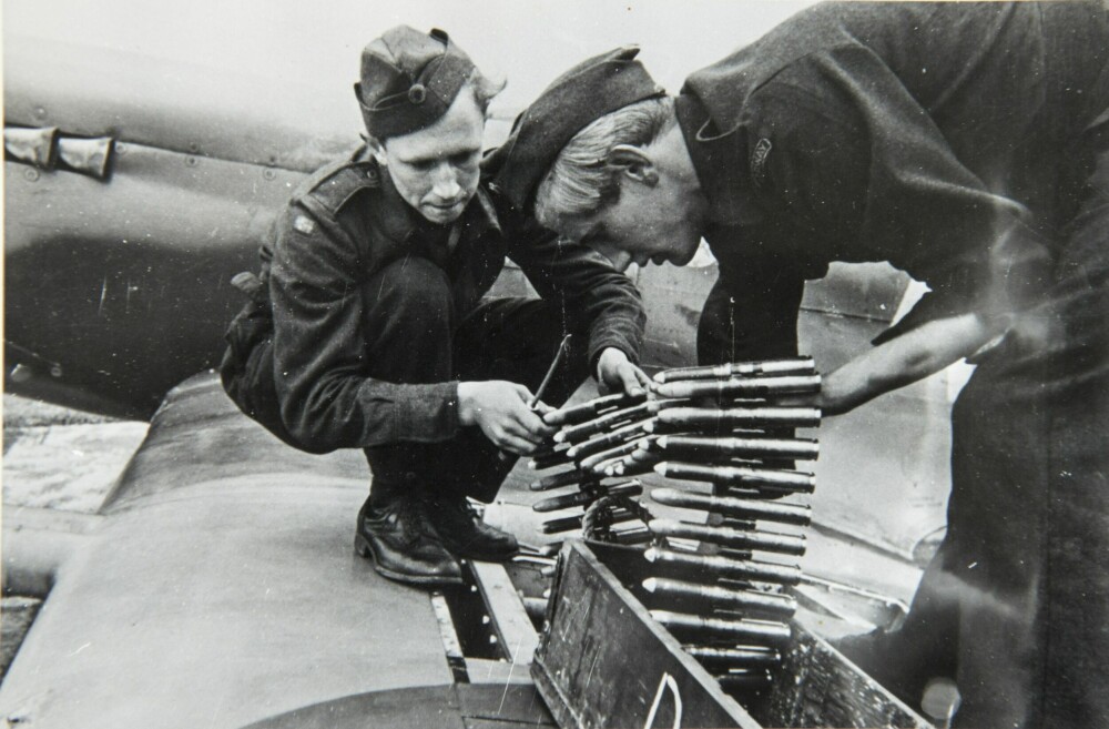 <b>FORBEREDELSER:</b> Bakkemannskaper lader opp maskinkanonene før et tokt. De norske flyene hadde skutt ned 180 tyske ved krigens slutt.