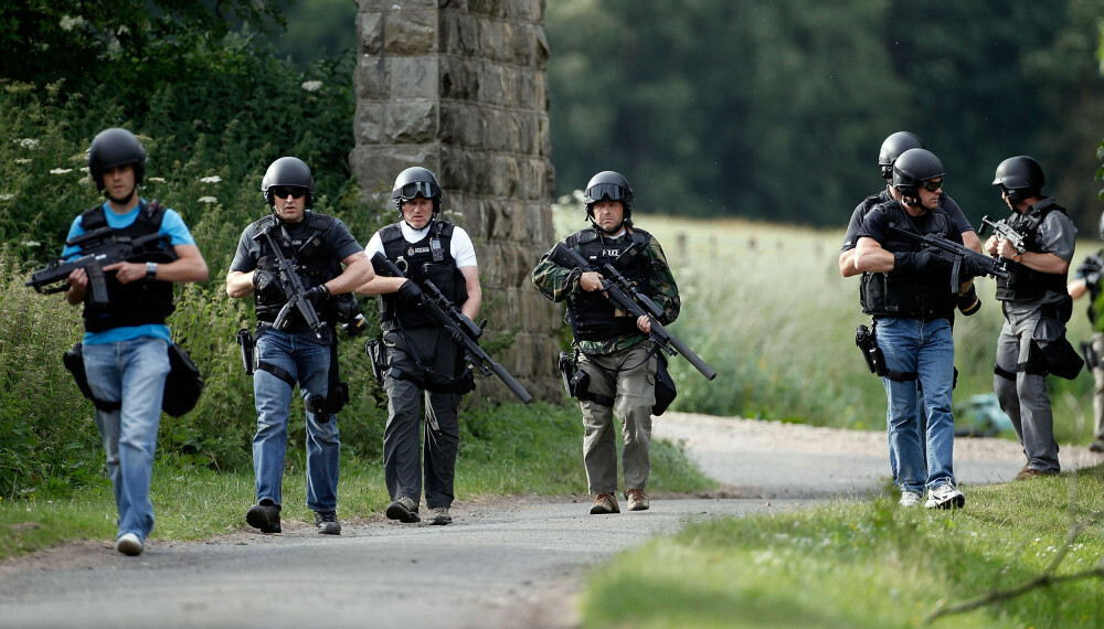 <b>HØYT OG LAVT:</b> Politifolk i alle fasonger og påkledninger jaktet hvileløst på den bevæpnede rømlingen Raoul Moat.