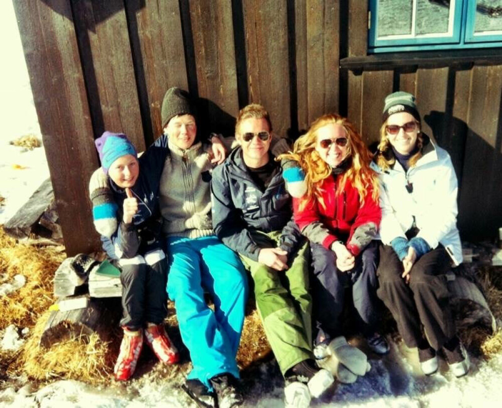 <b>FAMILIEN BRATLAND:</b> Ingebjørg har alltid vært glad i å gå på ski. Her sitter hun i solveggen med søskenflokken. Ingebjørg til høyre, Tone Rose ved siden av, Stian, David og helt til venstre sitter yngstemann John.