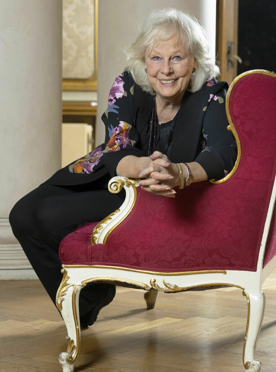 OPPRØRT: – Jeg er både lei meg og sint. Hvorfor gjør ikke politikerne noe med at så mange har store vanskeligheter med å følge med i denne digitale virkeligheten? Hvorfor prioriterer de ikke oss gamle? spør Lise.