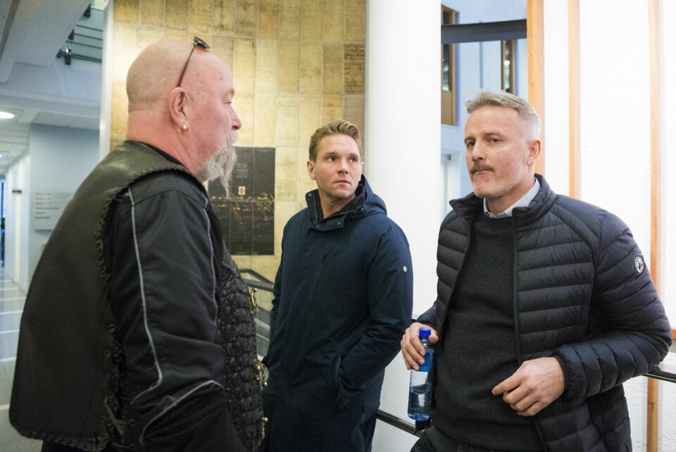 KRIMREPORTER: Jens Christian har vært tett på noen av de mørkeste kapitlene i norsk kriminalhistorie det siste tiåret. Her sammen med de tidligere politispanerne John Malden og Johnny Brenna under en pause i rettssaken mot polititoppen Eirik Jensen.