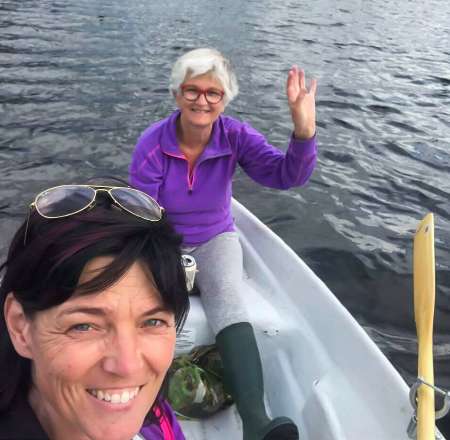 RO: Synnøve i lykkerus for tre år siden på tur med datteren Monica etter å ha fått akkurat det hun ønsket seg i 70-årsgave: En robåt!