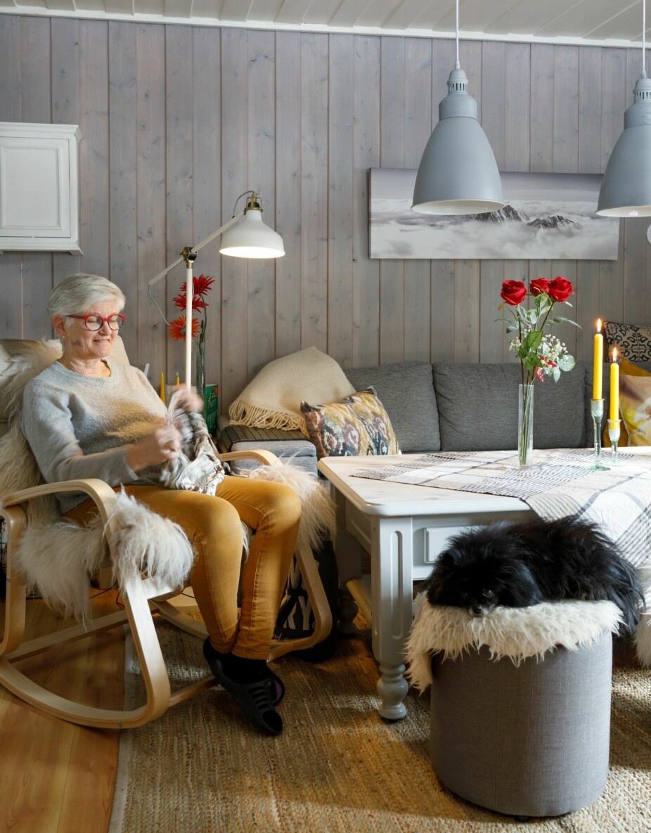 GJENBRUK: Alt bortsett fra sofaen er gode bruktkjøp som Synnøve har gjort via sosiale medier. Stuebordet er pusset og malt. Stålampe fra Ikea.