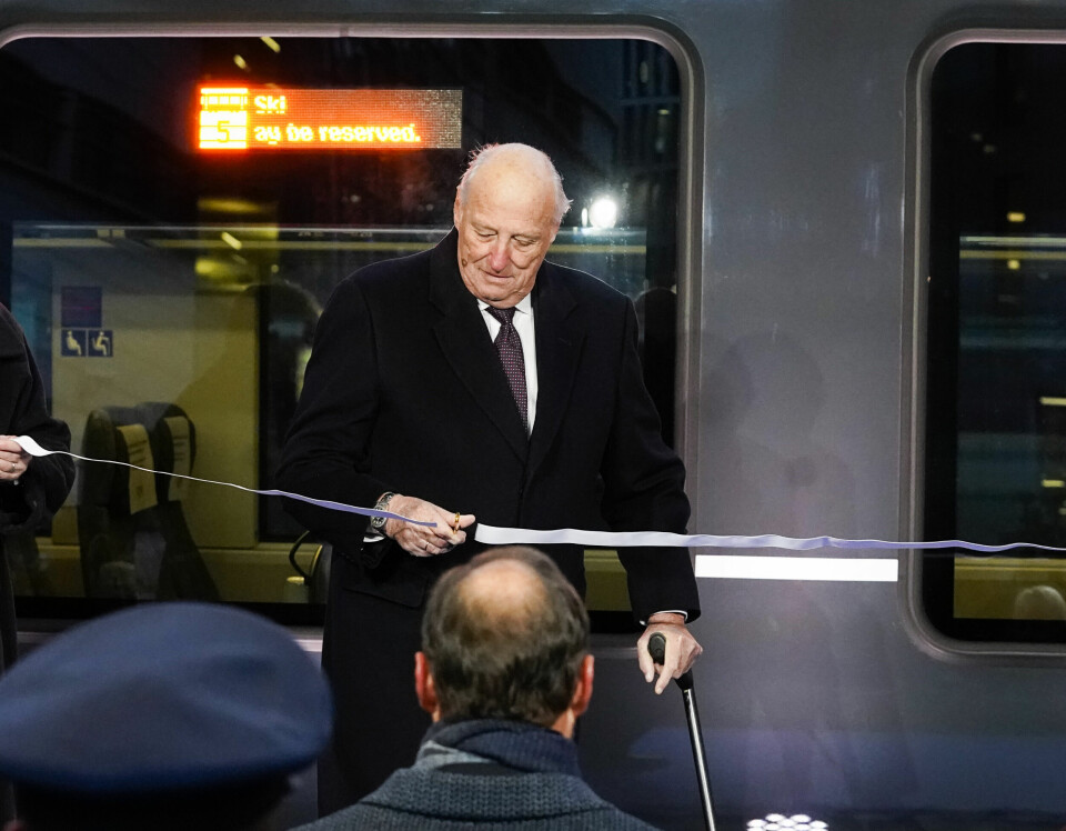ENDELIG: Kong Harald foretar den offisielle åpningen av Follobanen, 12. desember 2022. Togene var betegnende nok forsinket.
