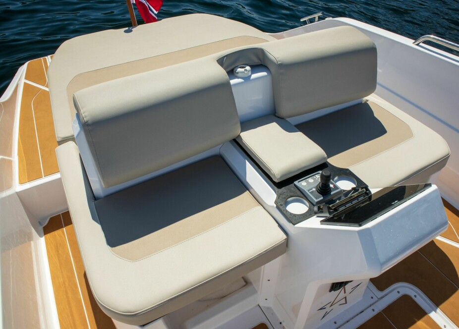 <b>ANNERLEDES:</b> De to sitteplassene akter er behagelige, og joystick gjør at båten enkelt kan manøvreres fra begge sider. 