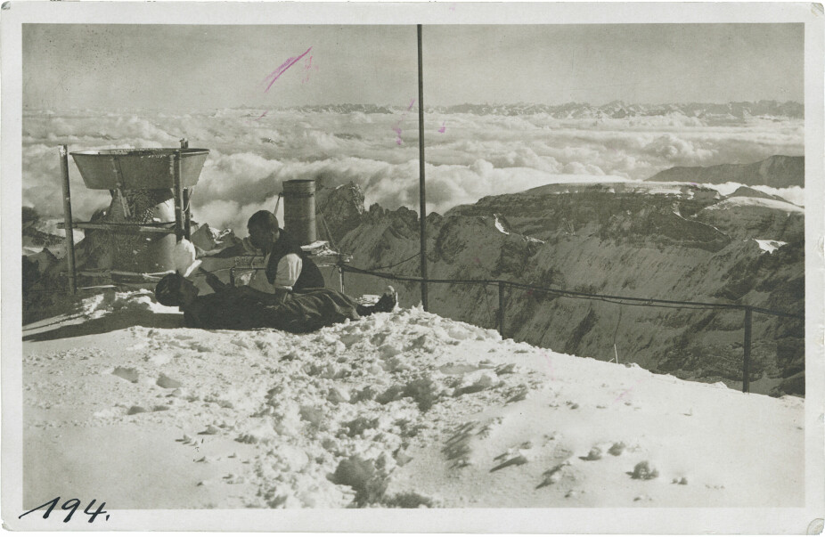 DOBBELTDRAP: Heinrich og Magdalena Haas leker i snøen på alpetoppen i Sveits. De var bestyrere på værstasjonen der i tre år, til de fikk døden på besøk.