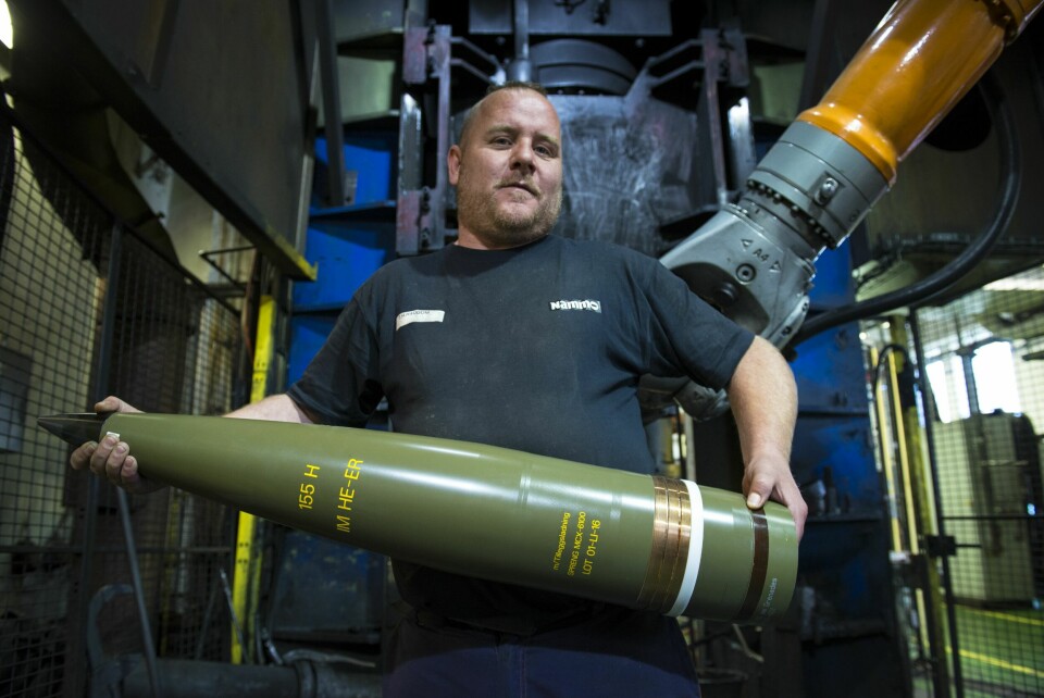 STORSLEGGE: Artilleriet er hærens storslegge, og behovet for granater er umettelig. Her er en 155mm presisjonsgranat i hendene til produksjonstekniker Tom Henrik Haugom.
