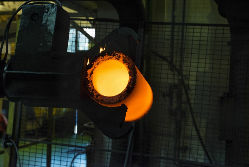 RØDGLØDENDE: Selve støpeprosessen har ikke forandret seg så mye de siste 100 årene, bortsett fra at nå håndterer en fjernstyrt robotarm det rødglødende metallet.