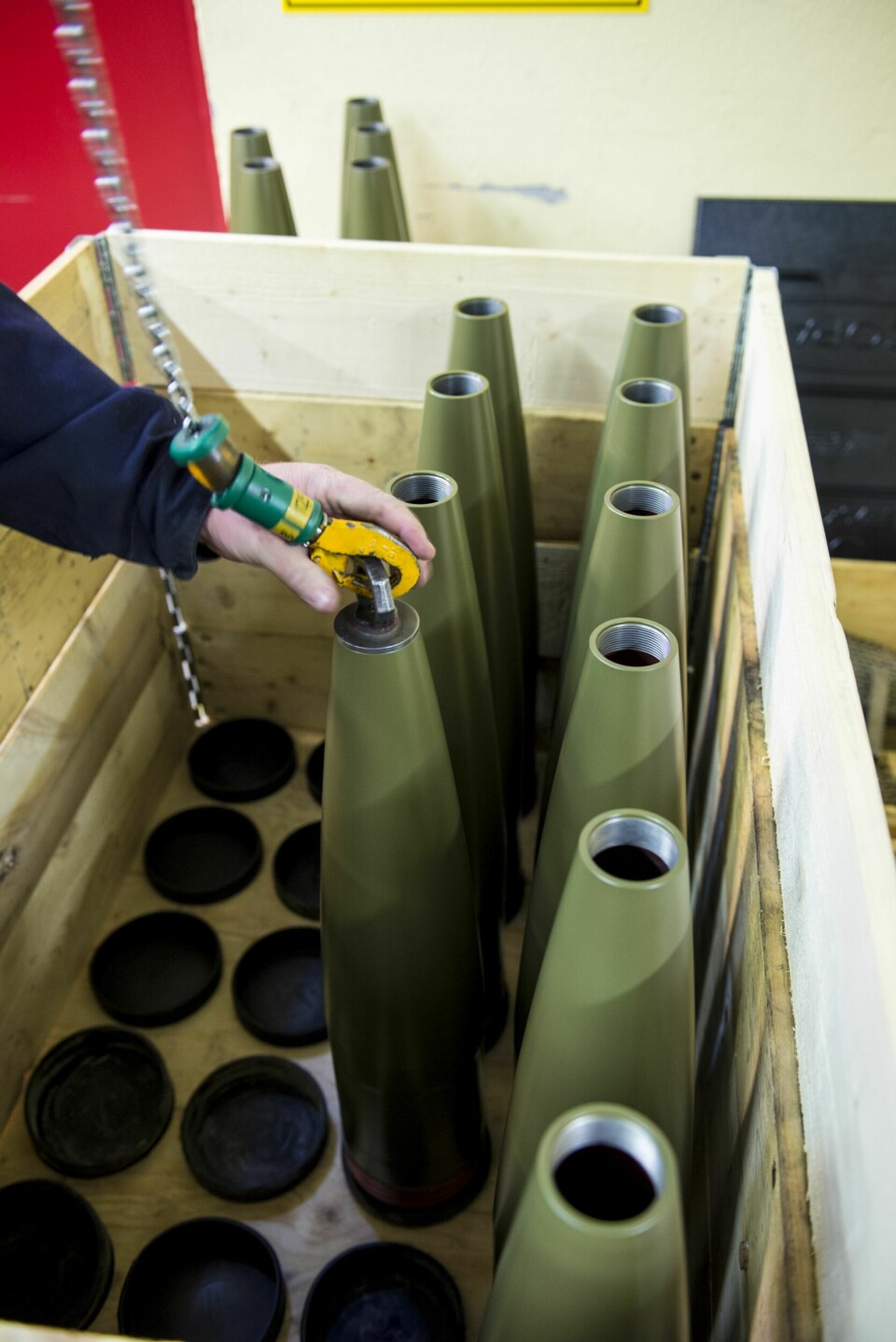AMMO FRA NAMMO: Ferdige granathylser venter på å bli fylt med sprengstoff.