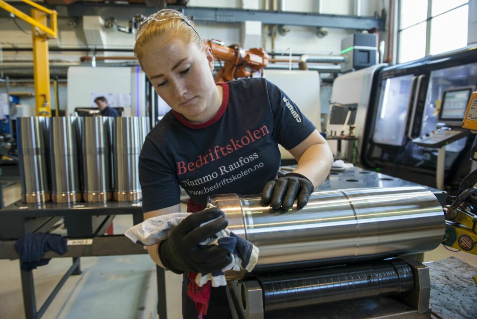 GRANATARBEIDER: Iren Neståker Aastad foretar den siste kvalitetsinspeksjonen etter at granathylsene er maskinert med en tusendels millimeters nøyaktighet.