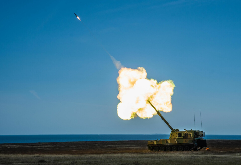 PRESISJONSSKUDD: Deler av luftrommet over Sverige måtte stenges av da den nye 155mm sprenggranaten med rakettmotor ble testet ut. Med hærens nye K9 Thunder skyts er det blitt mulig å skyte 40 kilometer med høy presisjon.