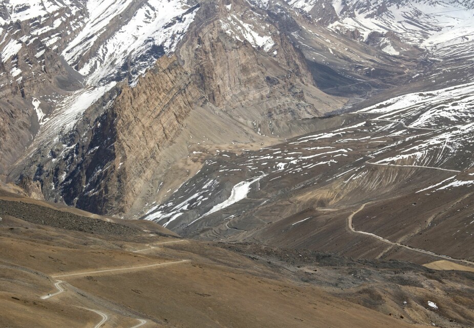 <b>NED, SÅ OPP:</b> Fra Sirsir La snirkler veien seg ned og så videre opp på andre siden av dalen, mot Singe La (5100 m).