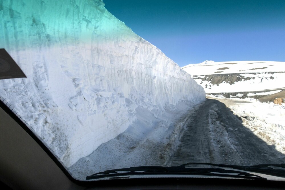 <b>SNØ:</b> Fra Taglang La fjellpasset (5328 m), som går rett øst for Zanskar. På grunn av snø, er det, og mange andre fjellpass, stengt fra rundt november til langt ut i mai måned.