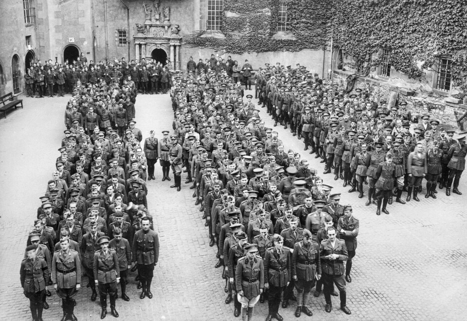 APPELL I BORGGÅRDEN: Alle fangene i Oflag IV-C samlet på ett brett. Forkortelsen Oflag står for offisersleir.