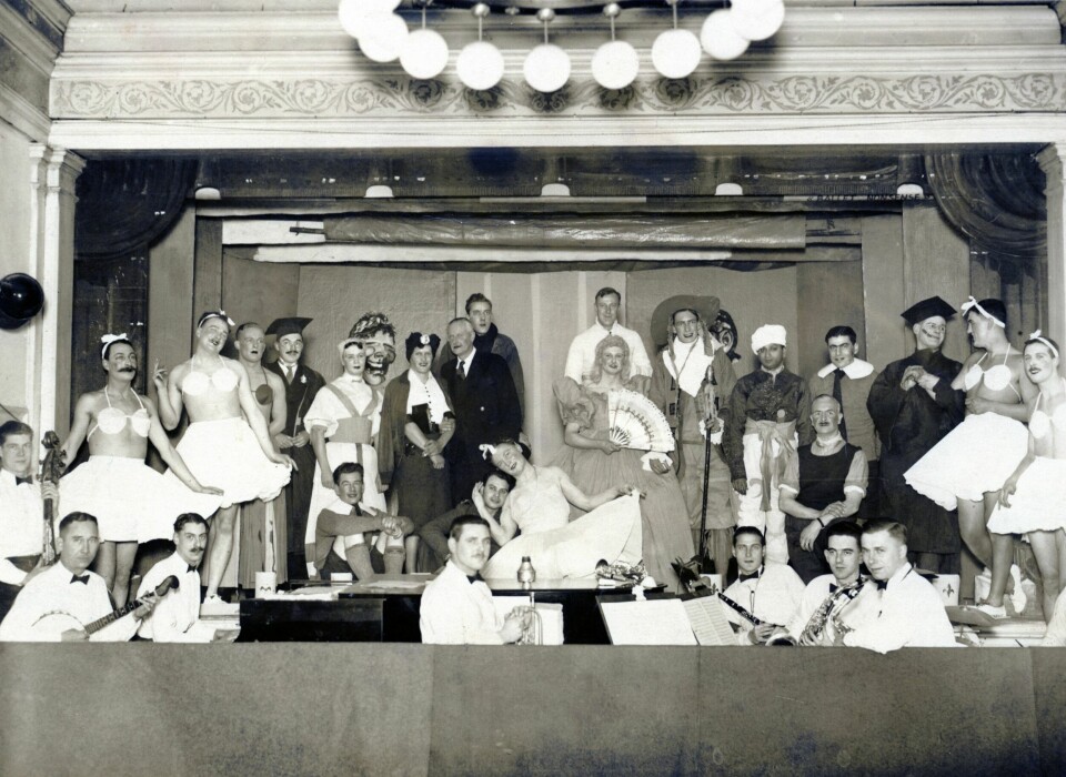 BALLETT NONSENS: Ikke alt var like trist og leit i fangeslottet på en høyde ved elven Mülde, sør for Leipzig. De prominente fangene fikk lov til å sette opp en komedie.