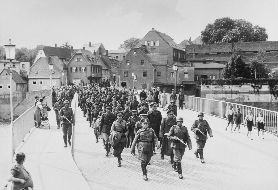 INN I FANGELEIREN: Nederlandske fanger føres over brua til borgen i Colditz. I andre leire prøvde tyskerne å omskolere fangene til å bli rettroende nazister, uten synderlig hell.