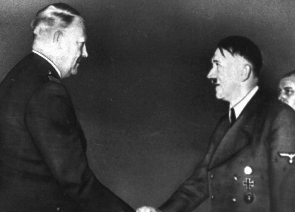 <b>TA NORGE:</b> I desember 1939 dro Quisling til Berlin for å snakke med Hitler. Han ville overtale Der Führer til å ta Norge før <br/>britene gjorde det. Fire måneder senere marsjerte nazistene opp Karl Johan. 