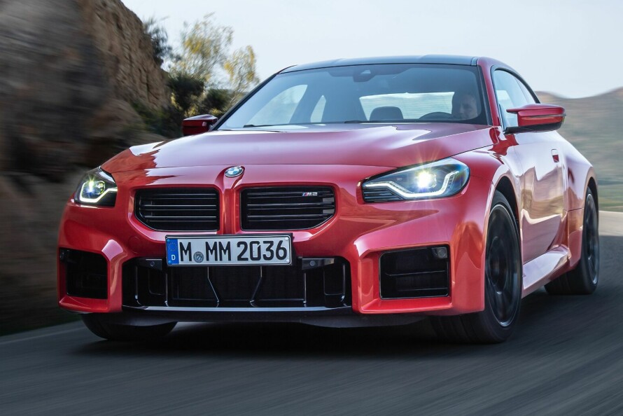 NYTT DESIGN: Nye BMW M2 har fått et ganske annet uttrykk enn første generasjon. Fronten domineres av den rammeløse nyregrillen og de store luftinntakene, pakket inn i nesten rektangulære konturer.