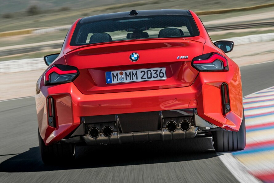 KANTET: Nye M2 er mer kantede i formen enn forgjengeren. Hekken domineres av både tydelige linjer – og ikke minst de fire enderørene. Sportseksosanlegget sørger også får at bilen får et kledelig lydbilde.