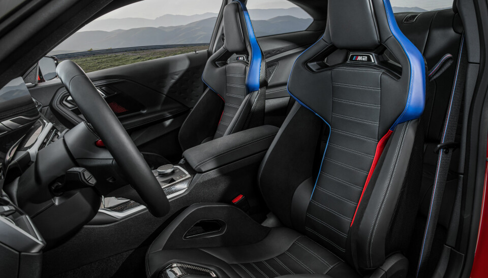 BØTTESETER: M2 kan fås med noen ekstremt heftige M Karbon-seter.