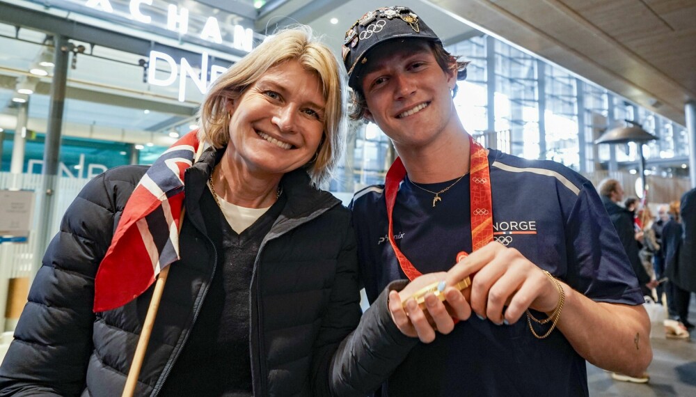 <b>MED MAMMA: </b>Birk Ruud ble møtt av moren Céline Bache-Wiig da han ankom Gardermoen etter seieren i OL i Beijing i fjor. Mamma var blant de første som fikk ta på den imponerende gullmedaljen.