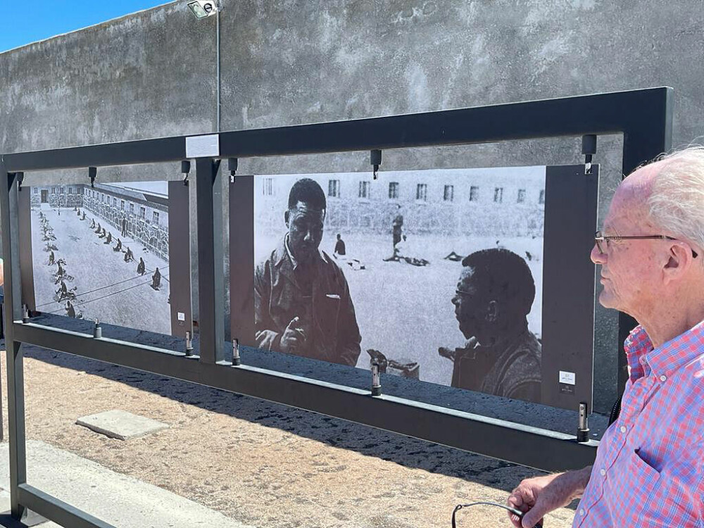 <b>STERKE MINNER:</b> Dette er fra Nelson Mandelas fengselsgård på beryktede Robben Island. På det berømte bildet er Mandela avbildet sammen med sin medfange og mentor i ANC Walter Sisulu. Einar har intervjuet dem begge.