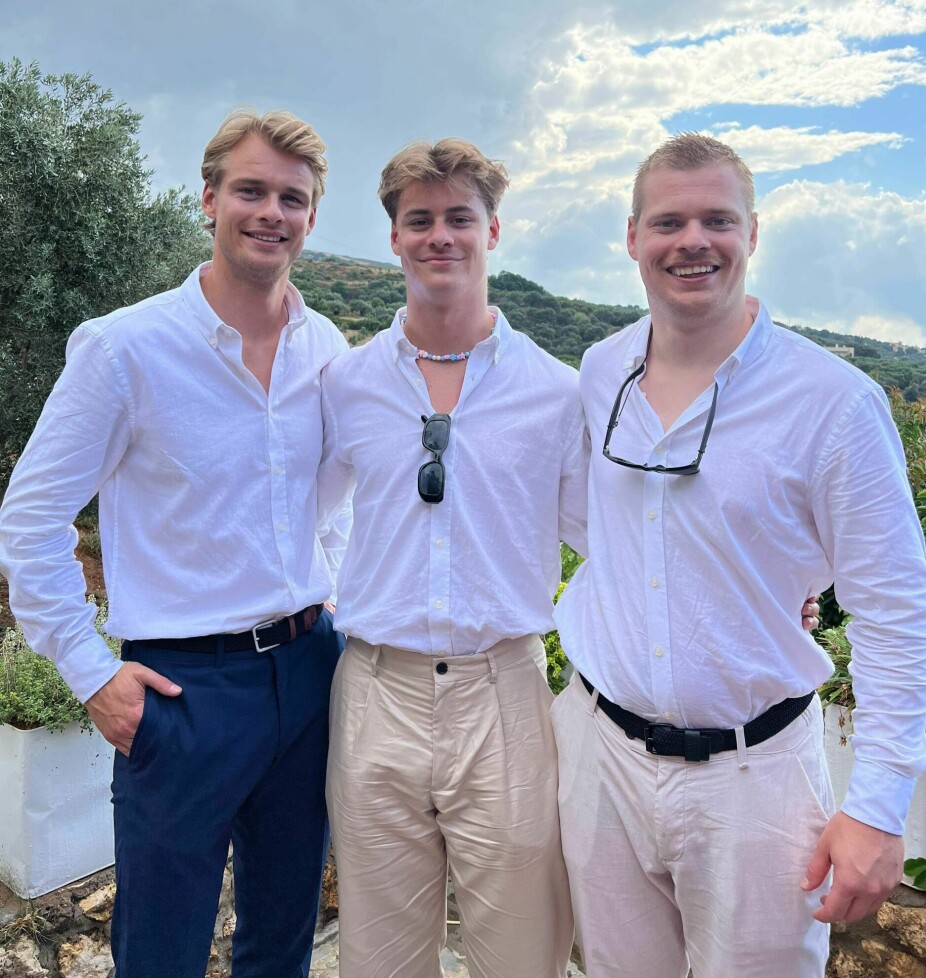 <b>BRØDRETRIO:</b> Simon snakker varmt om sine brødre som han har et svært nært forhold til. Her ser du (f.v.) Simon (30), Thomas (23) og Philip (28).