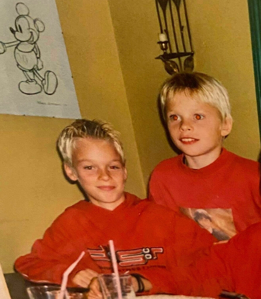 FORMIDLER: Allerede i ungdomsårene var Simon en ivrig formidler, og han jobbet både i skoleavisen og i Sandefjords Blad. Senere studerte han journalistikk ved Høgskolen i Volda. Her sammen med en av to brødre.