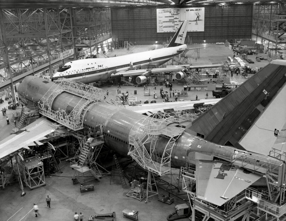 <b>ALLE PILER TIL VÆRS:</b> Boeing 747 ble skapt på rekordtid og ble en storselger og pengemaskin for flyfabrikanten i Everett, Washington. For å ta unna bestillingene, måtte produsenten bygge verdens største bygning, målt i volum. Nå vet ingen hva som skal skje der.