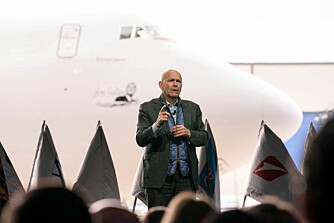 <b>SJEF I KRISE:</b> Boeing toppsjef Dave Calhoun holdt tale under overleveringen av den siste jumbojeten i historien. Hans budskap var dystert for alle som heier på den amerikanske flyprodusenten.