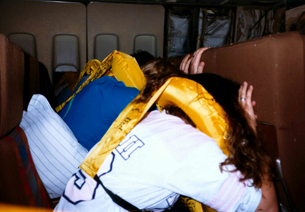 <b>I SJOKK:</b> Bildet tatt av en medpassasjer viser situasjonen om bord rett før landing.((skissebilde scanpix))