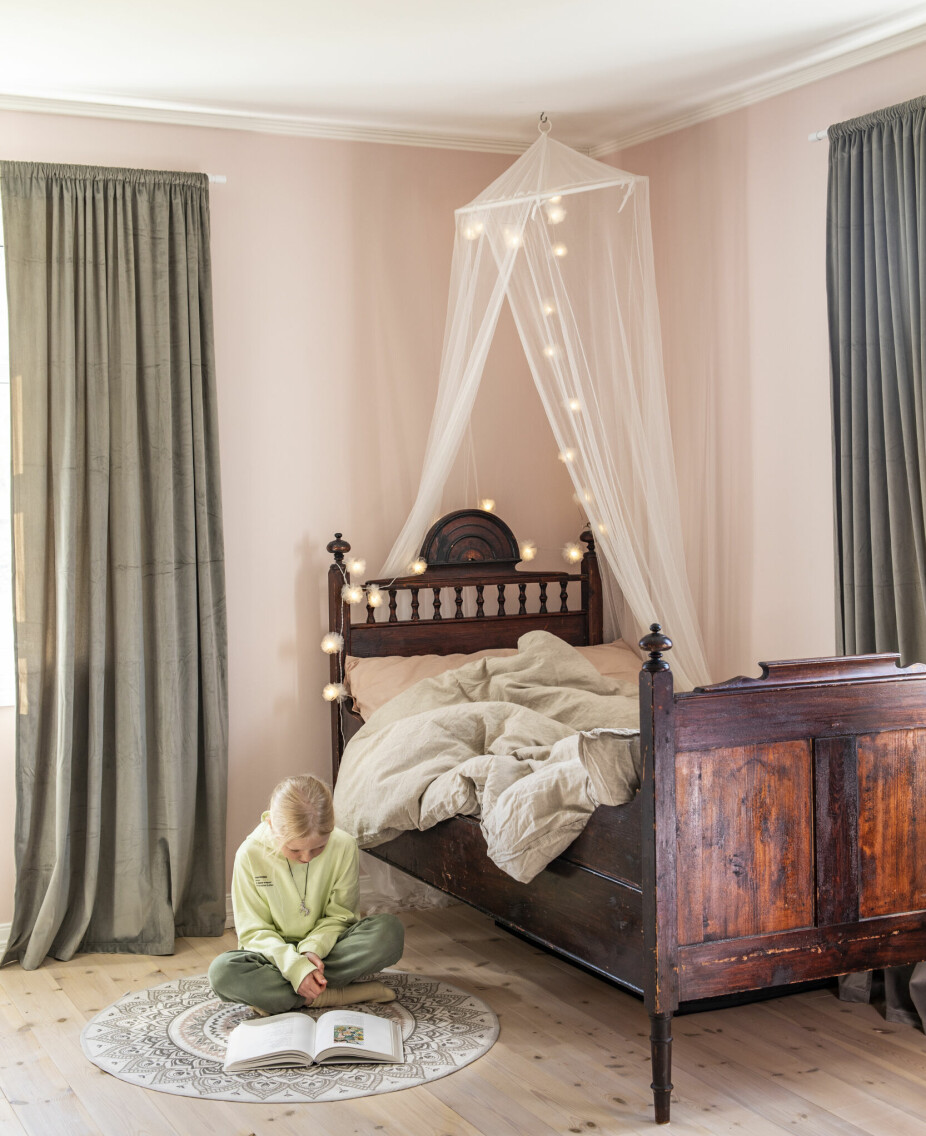 BARNEROM: Linde har et koselig barnerom i en lys rosafarge, og med en vakker sengehimmel over den gamle senga.