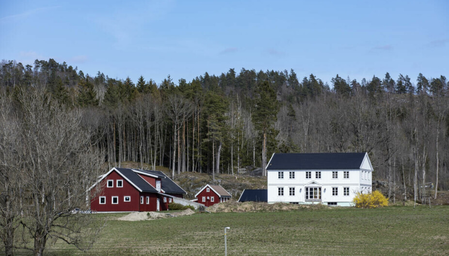 GÅRD: Jore gård ligger flott og åpent til, og har god utsikt utover Froland.