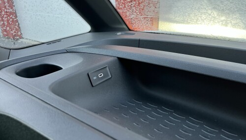 OPPBEVARING: Koppholdere, USB-porter og oppbevaringsplass finnes mellom dashbordet og vinduet.