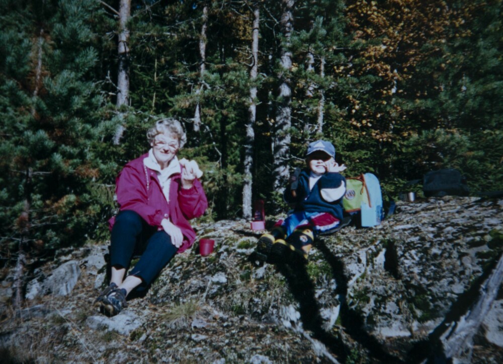 <b>MED MORMOR PÅ TUR:</b> Mari-Ann likte å dra på tur og være i naturen med barn og barnebarn. Her med barnebarnet Dan-Mathias i 2001, lenge før hun fikk den tøffe diagnosen.             