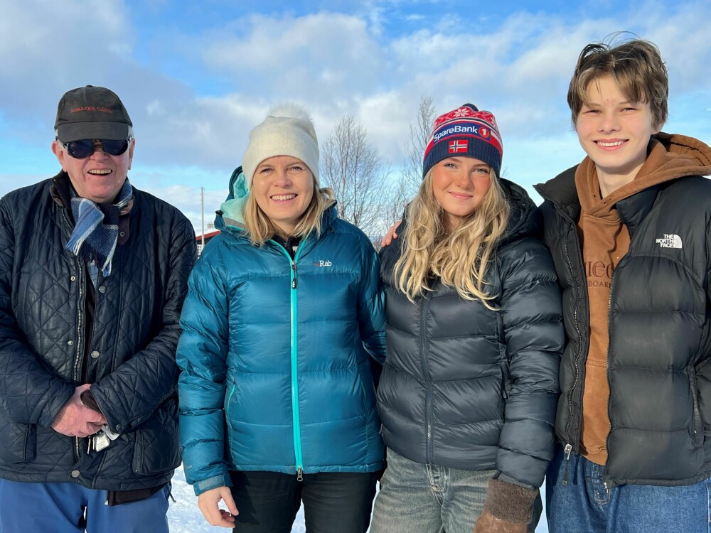 <b>ENDTE GODT:</b> Det ble en lykkelig slutt for familien Gilje Thommessen, som kom seg ned fra fjellet med hjelp av Røde Kors. Fra venstre: Erik, Camilla, Nora og Nikolai.