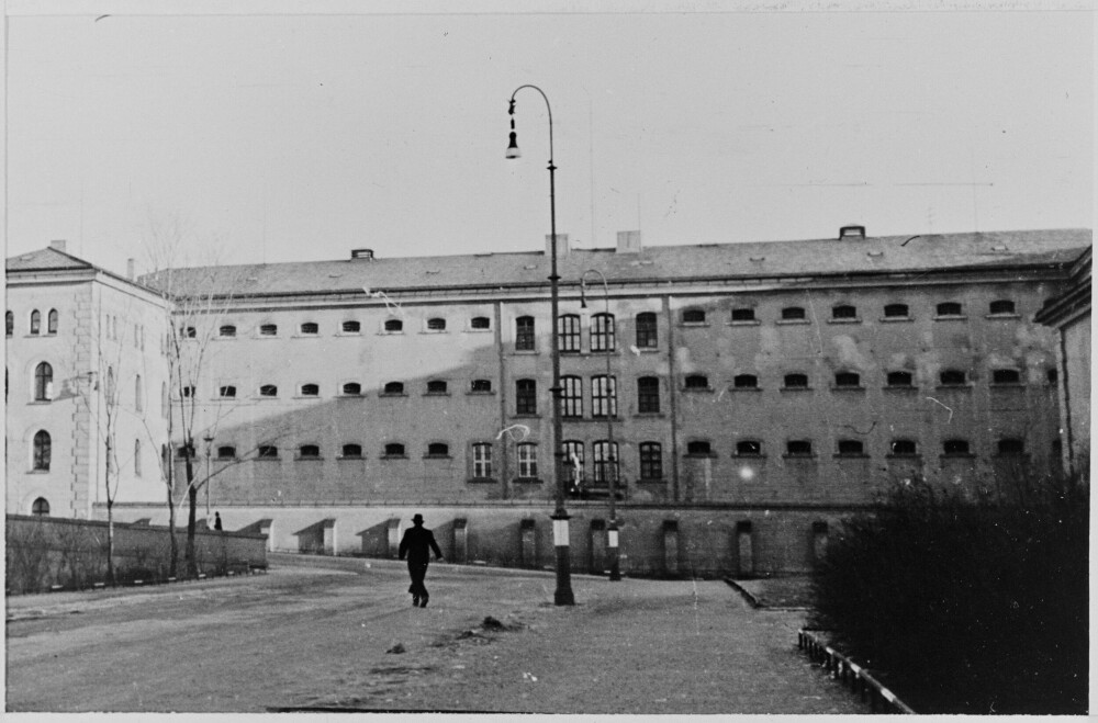 <b>SKUESPILL:</b> Baksiden av Møllergata 19, fotografert mot slutten av 2. verdenskrig. I det som opprinnelig var bygget som varetektsfengsel, plasserte og avhørte nazistene mistenkte motstandsfolk. Men på innsiden fantes også norske agenter.
