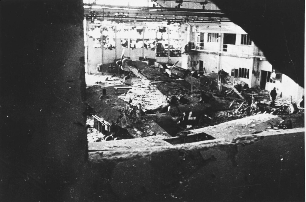 <b>FORBEREDTE ANGREP:</b> Da allierte bombefly la nazistenes flyfabrikk på Kjeller i grus, skjedde det etter anvisning fra Reidar Myhre og hans agenter. De sto på taket av Rikshospitalet i Oslo og skålte, mens de fulgte bombingen på avstand.