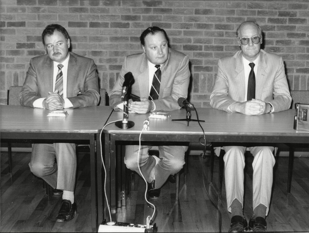 <b>GA SEG IKKE:</b> David Baker (i midten) husket at han hadde lest en avisartikkel om at forskere hadde kunnet knytte DNA-spor til enkeltmennesker. Det ga løsningen på dobbeltdrapet en uskyldig unggutt lett kunne blitt dømt for.