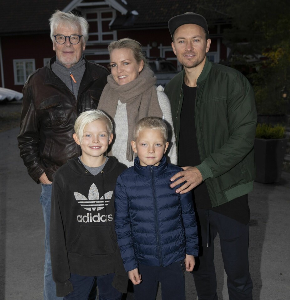 <b>MED BARNA:</b> Guro og Håvard tok med sønnene Luka og Daniel og Guros pappa Kristian Fostervold på en premiere i Bærum i 2018. 