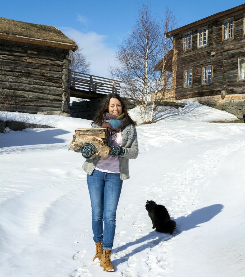 GAMLE TØMMERHUS: Kjersti Åvangen Flittie er glad i gamle tømmerhus, og nylig har hun og mannen Tronn flyttet et gammelt tømmerhus til gården på Lora i Lesja.
