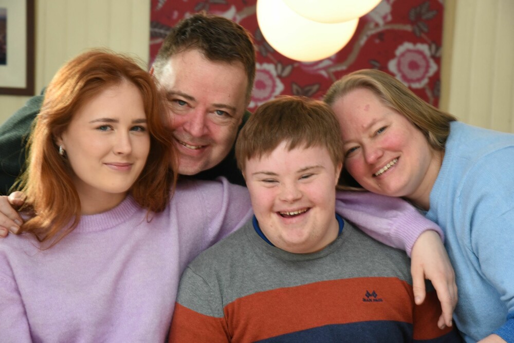 SAMMENSVEISET FAMILIE: Ask Larsen har Downs Syndrom, foreldrene Jill Therese og Ronnie Larsen kjemper for rettighetene hans.
