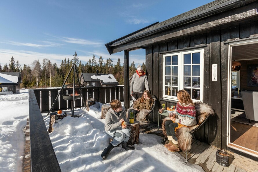 HYTTEGLEDE: Det er godt og varmt i solveggen på terrassen. Her kan det grilles pølser i en bålpanne fra Espegard.