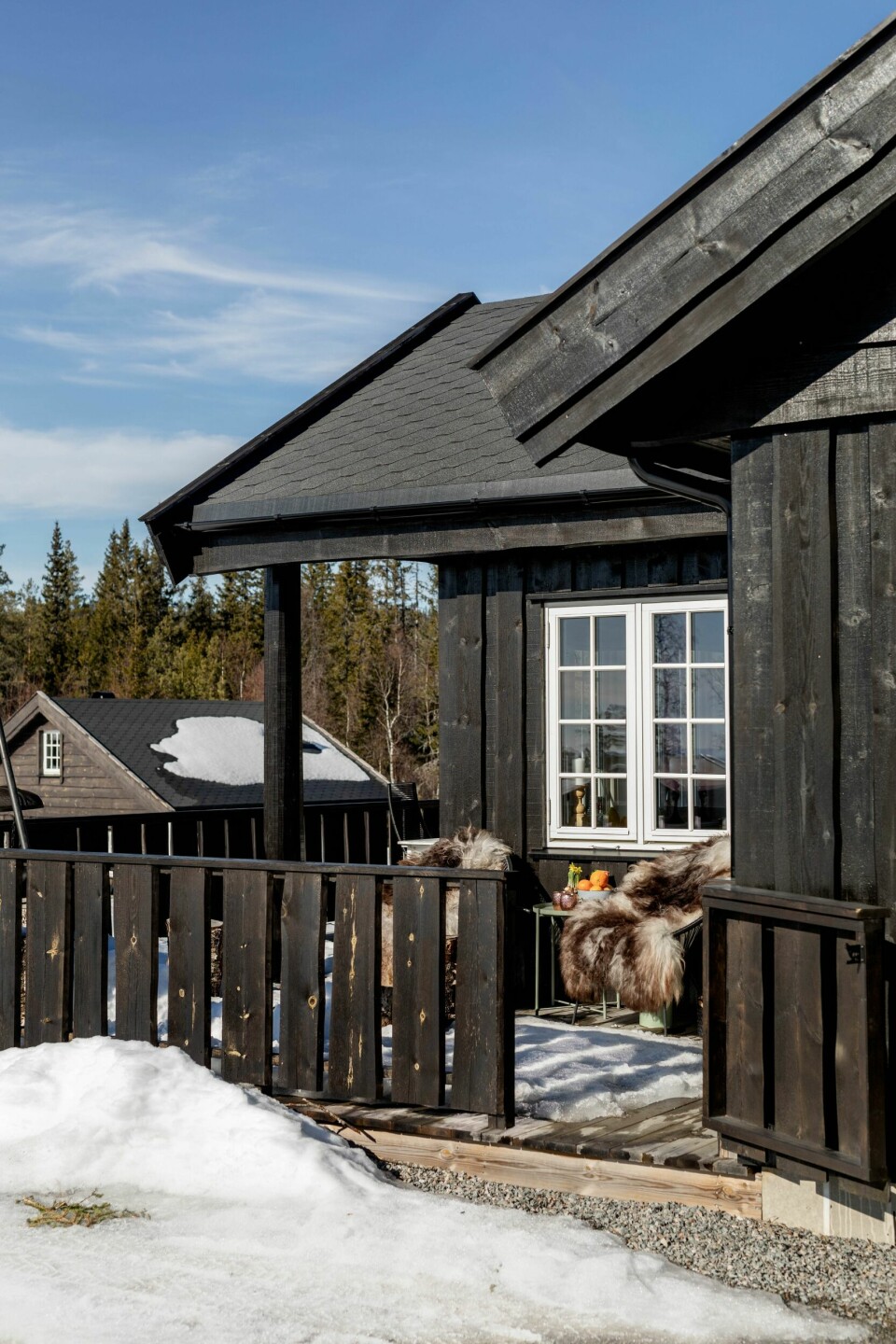 HYTTE: Stolene på terrassen er kjøpt på Skeidar, og i dem har Lisbeth lagt fine saueskinn de har kjøpt på Atelier Klanderud, et økologisk småbruk i Eidskog.