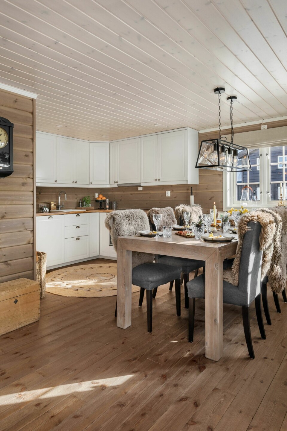 IKEA KJØKKEN: Kjøkkeninnredningen er fra Ikea, mens håndtakene er fra Husebykjøkken. Gulvteppet er fra Home & Cottage, det samme er spisebordet. Stolene er fra Ikea, mens taklampen av typen Dovre er kjøpt på Lampehuset.