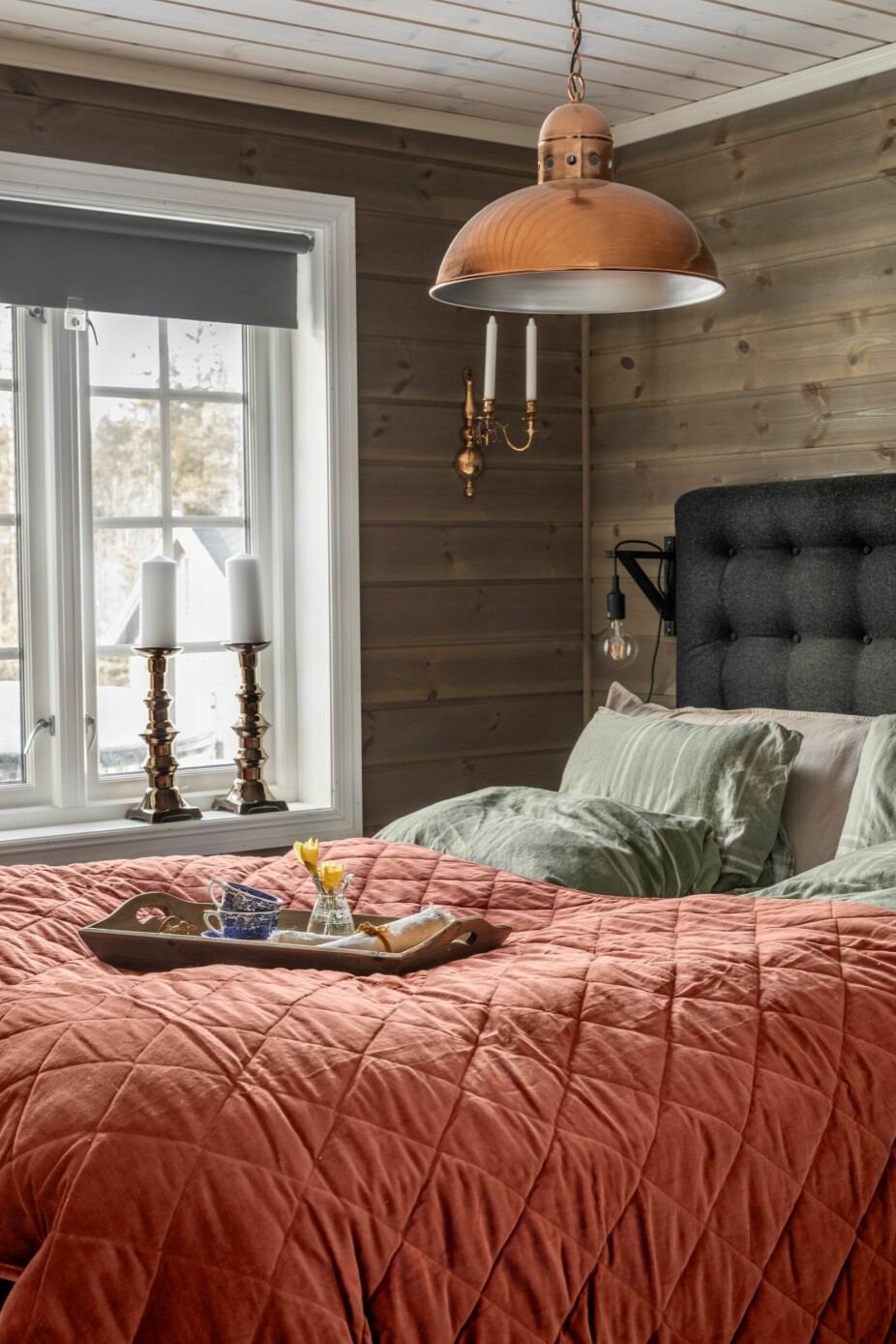 SOVEROM: Lisbeth og Steinars soverom er innredet med seng fra Ikea og taklampe fra Lampehuset. Det røde sengeteppet er kjøpt på Bohus.