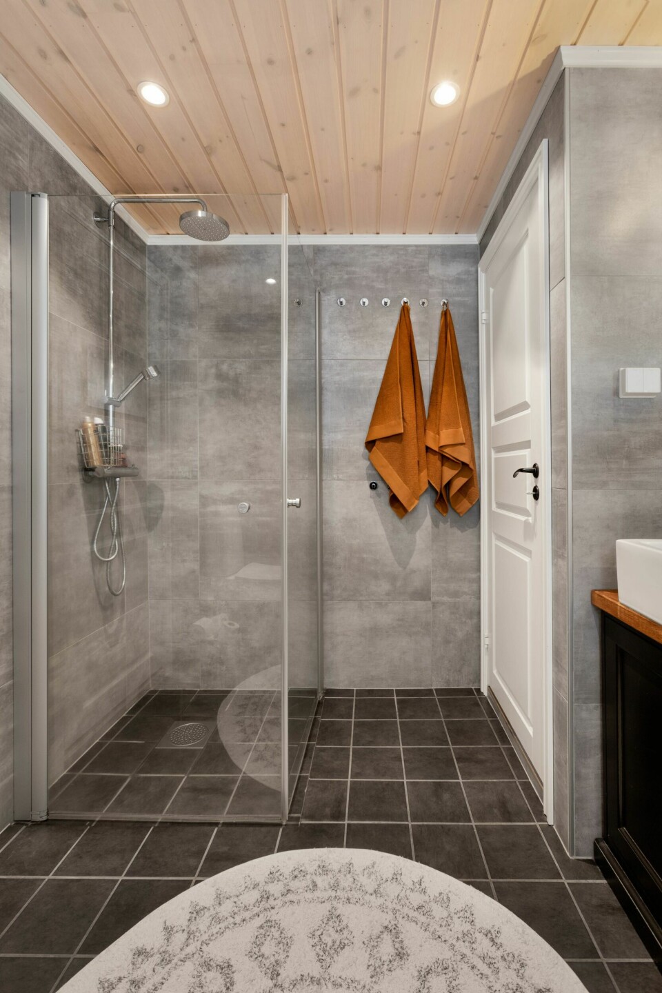 BAD: Det er god plass og full komfort på badet. Og med et ekstra gjestetoalett vegg i vegg, blir det sjelden problemer med kø.